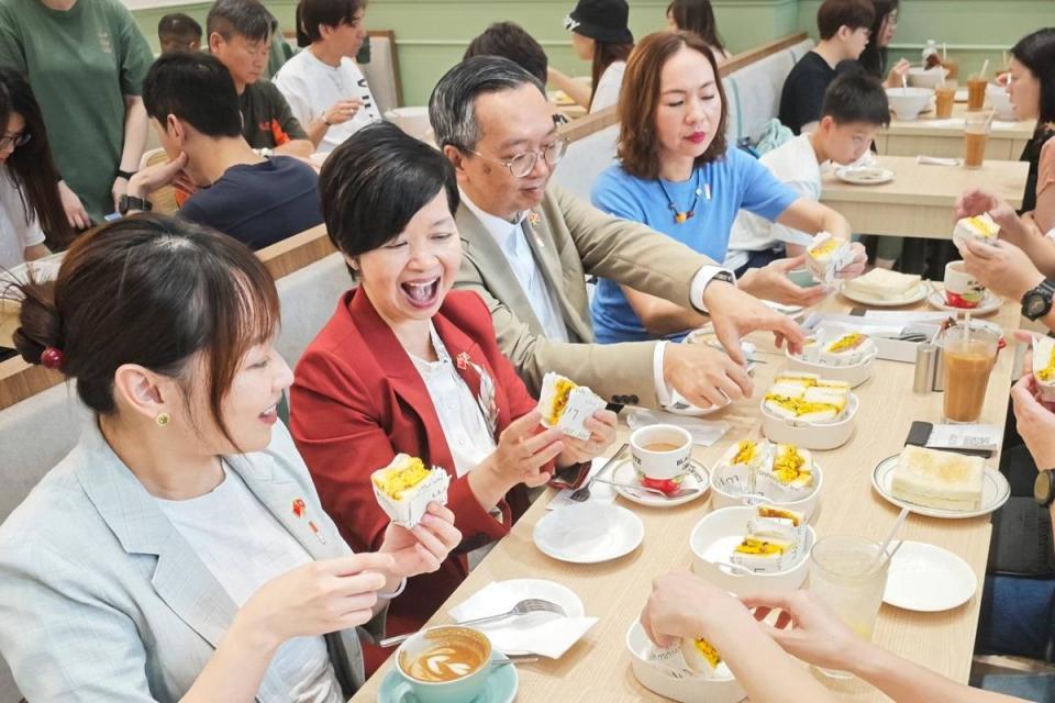 何永賢(左二)、戴尚誠(左三)、歐陽文倩(左一)等齊齊到大本型食早餐。(何永賢FB)