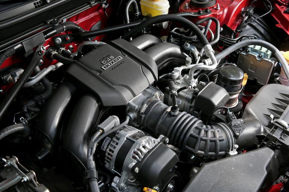 新世代GR86換上了全新2.4升FA24水平對臥自然進氣引擎，擁有234hp、25.5kgm最大馬力及扭力輸出，較上代2.0升引擎在馬力及扭力分別提昇了17%與22%。