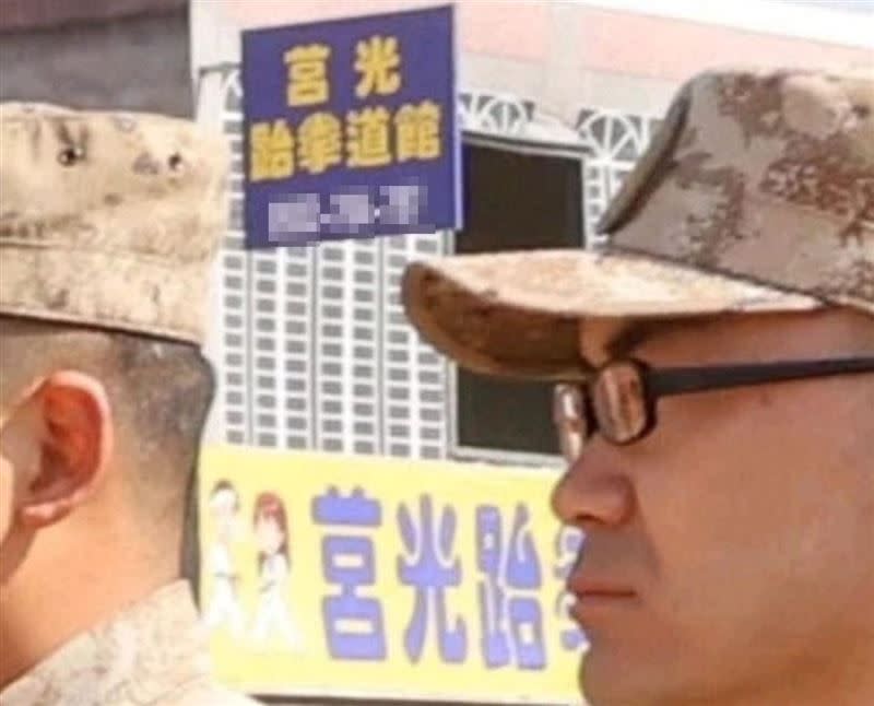 共軍東部戰區在訓練基地拍攝的場景，驚見模擬台灣巷弄的繁體字招牌。（翻攝自PTT）