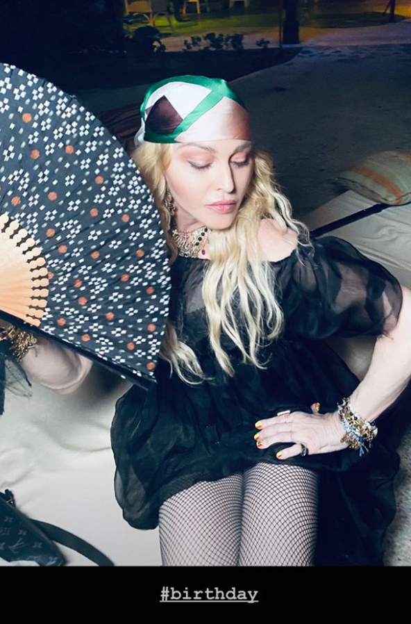 È stata Madonna a pubblicare le foto del compleanno sul suo profilo Instagram. Ad accompagnare le immagini la didascalia "Welcome to Jamaica". Ma il party jamaicano non è piaciuto a tutti: alcuni fan non hanno potuto fare a meno che criticare l'assenza totale di mascherine contro, invece, la presenza di marijuana a volontà.