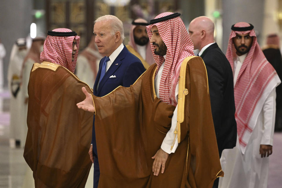 El presidente de Estados Unidos Joe Biden (en el centro y a la izquierda) y el príncipe saudí Mohammed bin Salman (al frente) llegan para una fotografía grupal durante la cumbre GCC+3 en un hotel en Yeda, Arabia Saudí, el sábado 16 de julio de 2022. (Mandel Ngan/Fotografía de Pool vía AP)