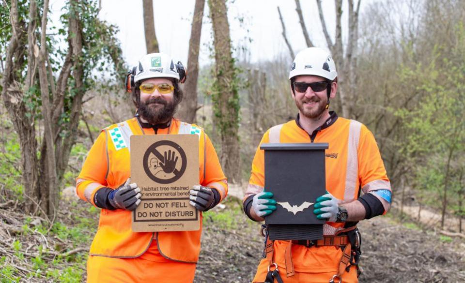 Oxford Mail: Arborist Chris Callaghan and ecologist Sam Jones with a bat box