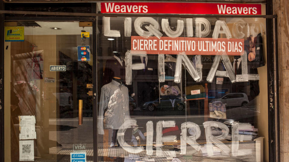 Un local de ropa con un anuncio de cierre, en Buenos Aires, en agosto de 2019