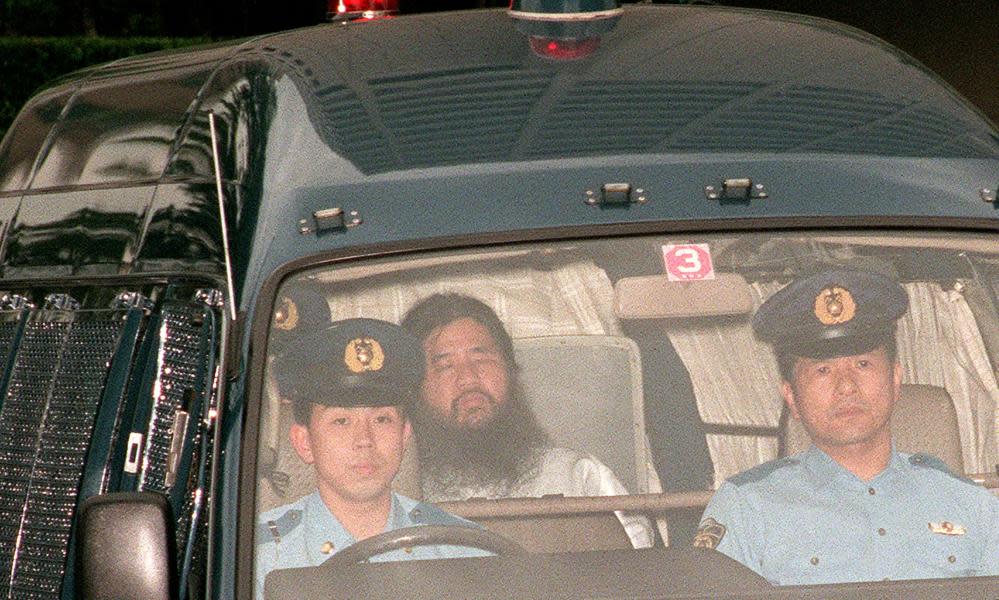 Shoko Asahara is transferred from Tokyo police headquarters to Tokyo District Court for questioning in 1995.