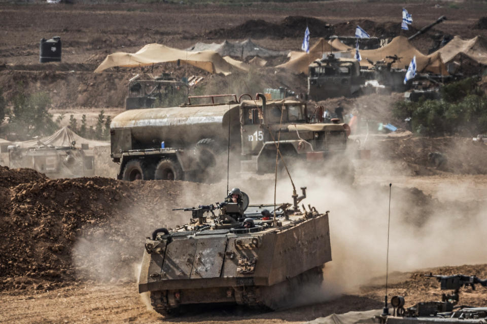 Israel, Sderot: Israelische Militärfahrzeuge fahren an der Grenze zwischen Gaza und Israel (Bild: dpa)