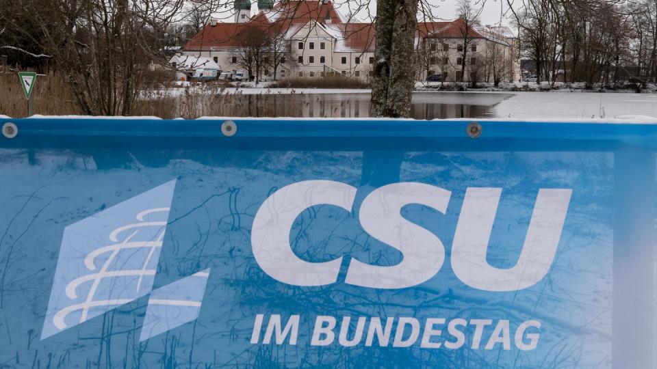 Winterklausur der CSU-Landesgruppe im Bundestag vor dem verschneitem Kloster Seeon im vergangenen Jahr.