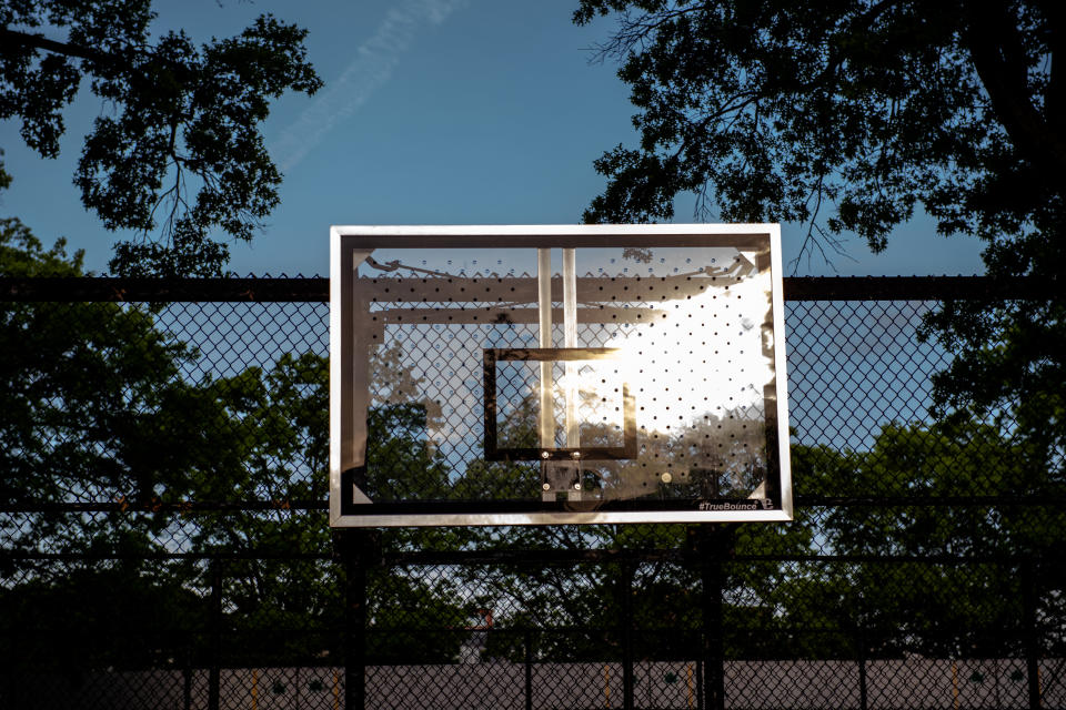 Un tablero en una cancha de baloncesto en el parque Marcy, en Brooklyn, el 17 de mayo de 2020. (Hilary Swift/The New York Times)