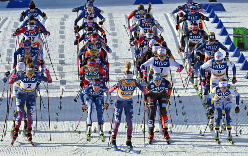 The women start at the Cross-Country World Cup in the mass start classic discipline over 20 kilometers. Martin Schutt/dpa