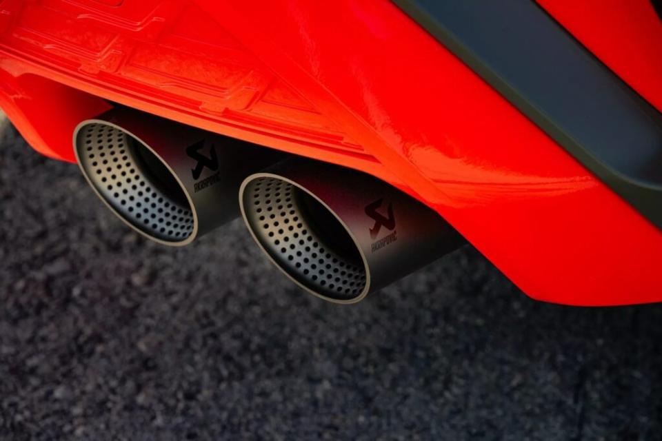 原廠提供Akrapovic蠍子排氣管，不過預計這將會是選配項目。(圖片來源：Audi)