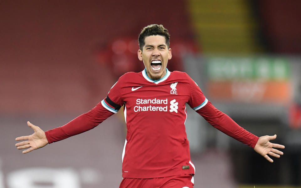 El brasileño Roberto Firmino festeja luego de conseguir el tanto que dio a Liverpool la victoria sobre Tottenham el miércoles 16 de diciembre de 2020 (Peter Powell/ Pool via AP)