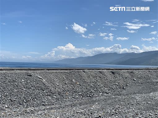 台東知本溪出海口鐵路軌道宛如神隱少女場景。（圖／記者王浩原攝影）