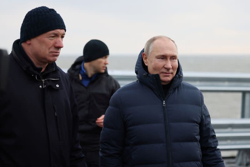 El presidente ruso, Vladimir Putin, visita un puente que conecta la parte continental de Rusia con la península de Crimea a través del estrecho de Kerch