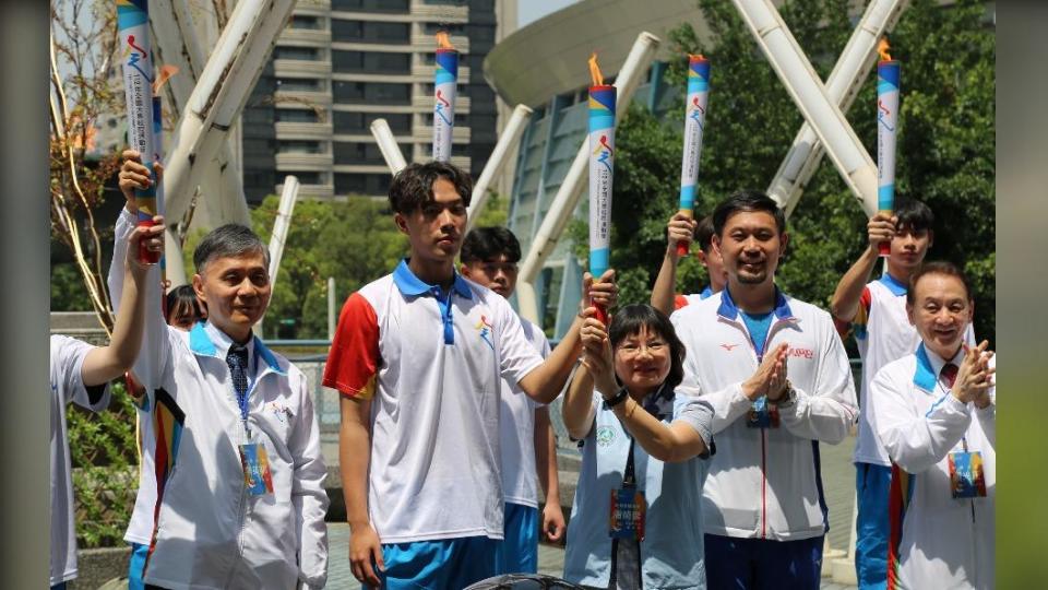 將聖火傳遞給中原大學聖火隊