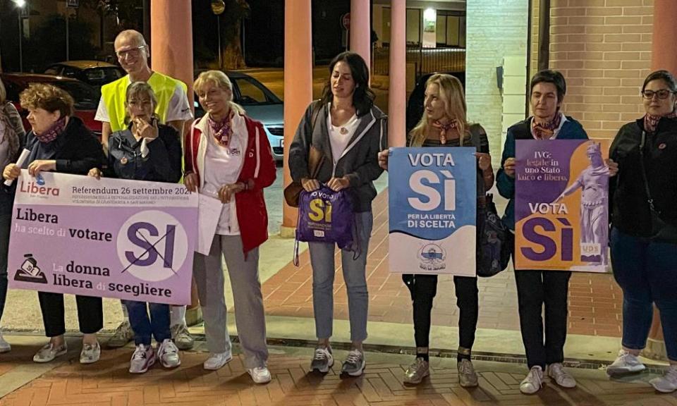 Pro-choice campaigners hold up 'Si' ('Yes') signs in favour of legalising abortion in San Marino’s referendum.