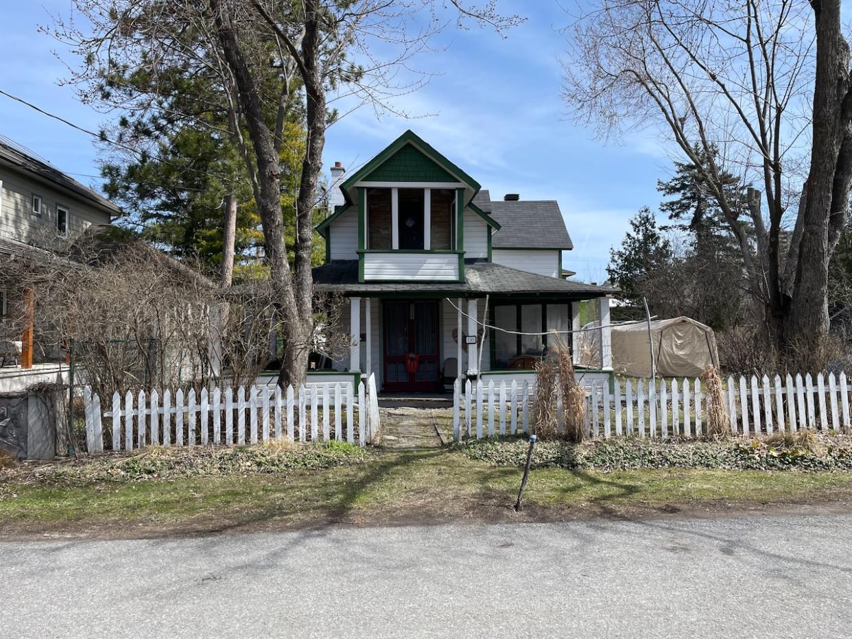 This cottage at 195 Bradford St. was once home to dentist and prominent yacht club member Mark McElhinney. It's now home to Malcolm Campbell, who worries the chilly cottage's days are numbered. (Michel Aspirot/CBC - image credit)