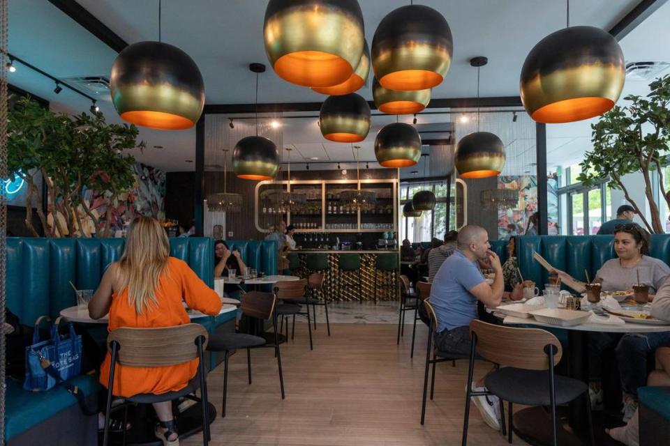 El Bistro Café de Coral Gables tiene un interior más íntimo y una amplia terraza.