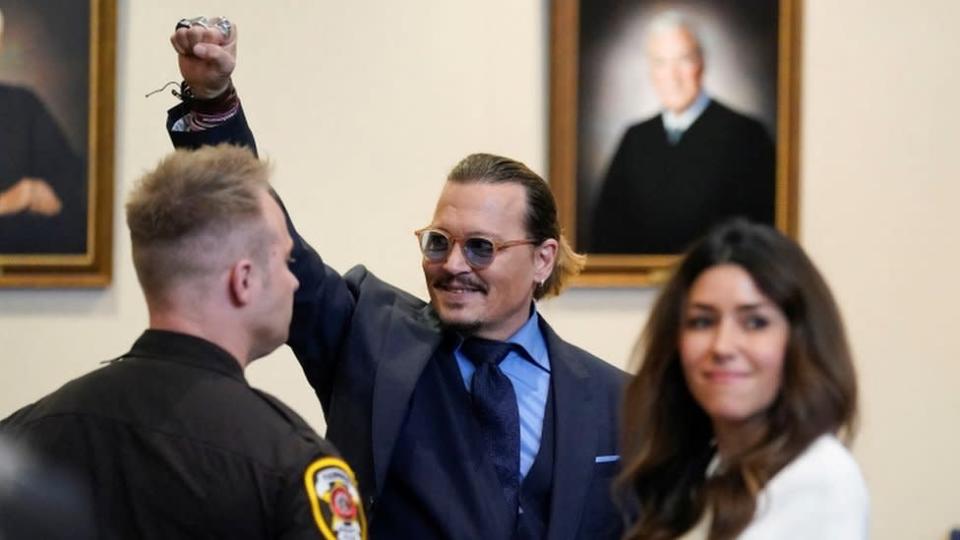 Johnny Depp con el puño en alto