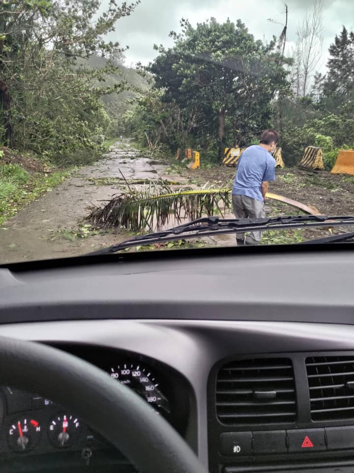 饒慶鈴說，璨樹颱風目前仍在台灣東方近海持續往北前進，但台東還未脫離暴風圈，南方海面還有一大塊颱風外圍環流恐會進來，氣象局針對台東發布大雨特報，她提醒鄉親隨時注意天氣資訊，確保平安。   圖：翻攝自蘭嶼鄉公所臉書