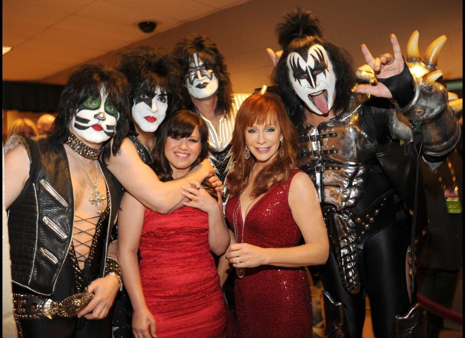 La banda Kiss se divierte con Kelly y Reba McEntire en los premios a lo mejor de la música country, en el MGM Grand Garden Arena de Las Vegas, Nevada.  (Rick Diamond/Getty Images for ACM)