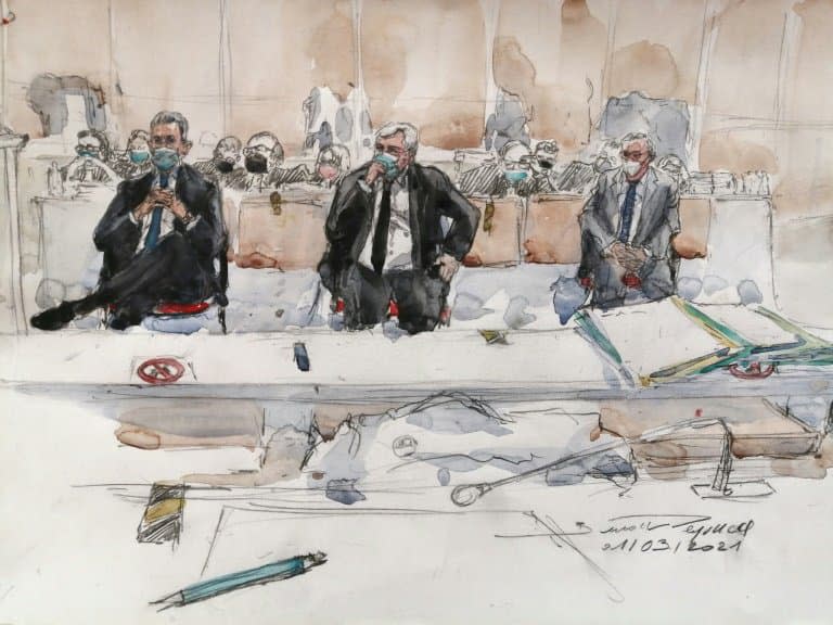 Croquis d'audience réalisé le 1er mars 2021 montrant l'ancien président Nicolas Sarkozy (G), son avocat Thierry Herzog et l'ancien haut-magistrat Gilbert Azibert (D) au tribunal de Paris - Benoit PEYRUCQ © 2019 AFP