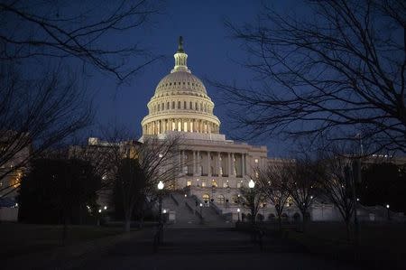 Darkness sets in over the U.S. Capitol building in Washington January 24, 2012. REUTERS/Jonathan Ernst/Files