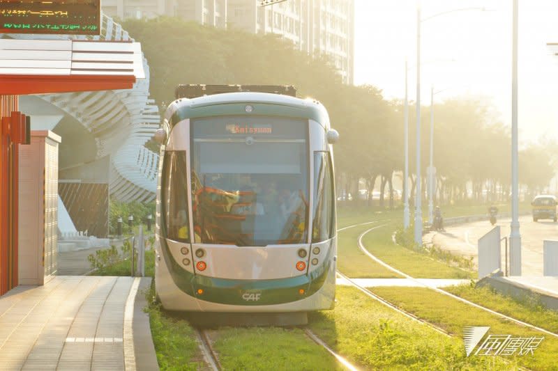 高雄輕軌列車駛離凱旋站月台。（盧逸峰攝）