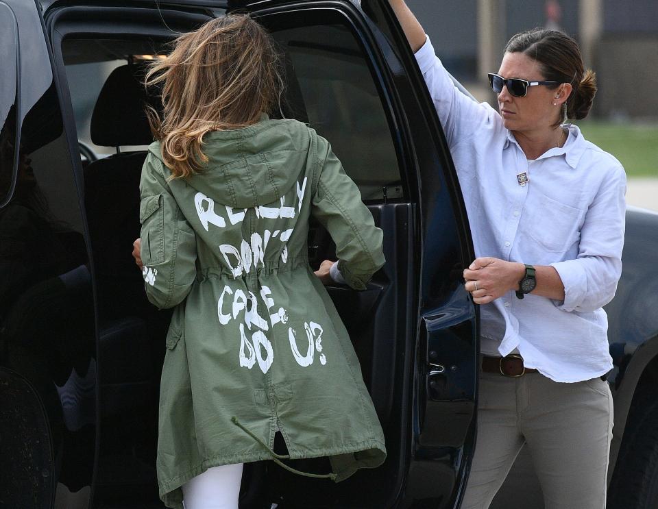 US First Lady Melania Trump departs Andrews Air Rorce Base in Maryland June 21, 2018 wearing a jacket emblazoned with the words 'I really don't care, do you?' following her surprise visit with child migrants on the US-Mexico border. (Photo by MANDEL NGAN / AFP)        (Photo credit should read MANDEL NGAN/AFP/Getty Images)