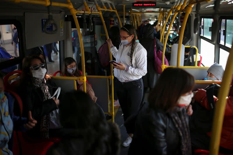 IMAGEN DE ARCHIVO. Personas utilizando mascarillas debido al brote de coronavirus viajan en un bus del transporte público, en Bogotá, Colombia,