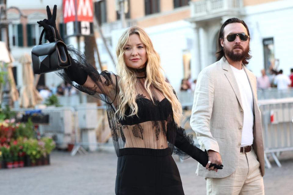 ROME, ITALY - JULY 08: Kate Hudson and Danny Fujikawa are seen arriving at the Valentino Haute Couture Fall/Winter 22/23 fashion show on July 08, 2022 in Rome, Italy. (Photo by Jacopo Raule/Getty Images)