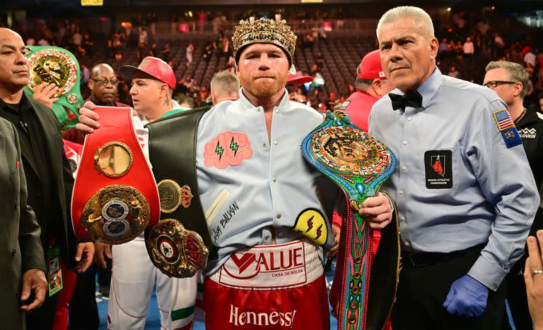 Saúl 'Canelo' Álvarez con sus cuatro cinturones de supermediano luego de derrotar a Golovkin