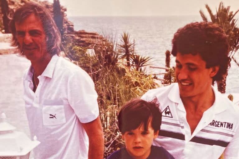 Una postal de la familia Valdano: Jorge, su hijo, y Menotti, en tiempos de la selección, antes del Mundial 1982