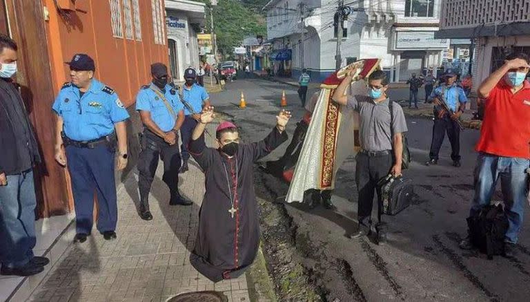 Rolando Álvarez ya había sido asediado por las fuerzas