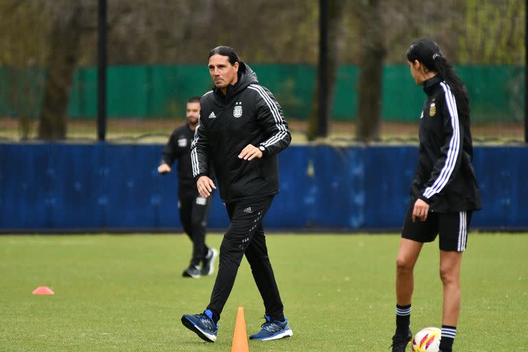 "Soy muy frontal porque esto es fútbol, no es una cuestión personal", dice el nuevo DT de la selección