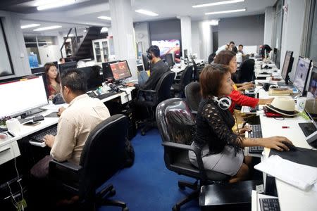 Reporters work in the Democratic Voice of Burma (DVB) news room in Yangon, Myanmar June 29, 2017. REUTERS/Soe Zeya Tun