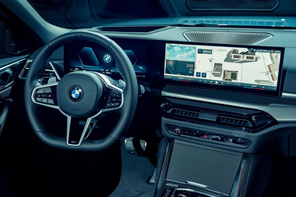 全新BMW 4系列全車系打造全面進化的豪華座艙布局，導入多項頂尖前衛科技配備，包含極具未來感的懸浮式曲面螢幕搭載BMW Operating System 8.5，提供專屬個性化與客製化設定，將車主與車輛之間的關係提升至全新層次，全車系更規劃了全面性的智能進化，並首次導入AR擴增實境導航功能
