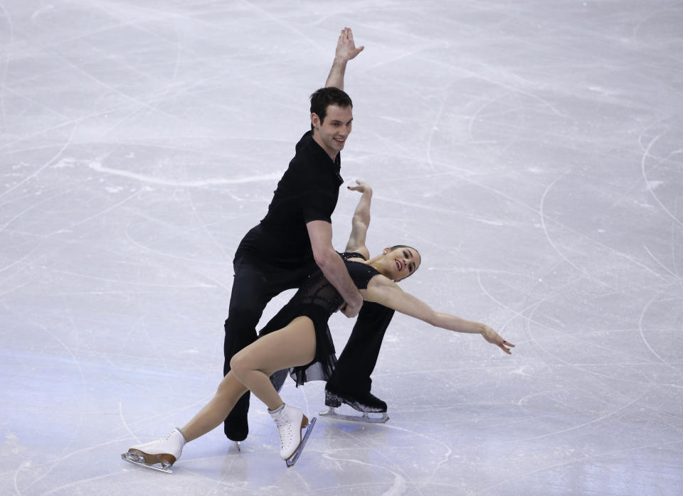 Marissa Castelli and Simon Shnapir skate during the pairs short program at the U.S. Figure Skating Championships in Boston, Thursday, Jan. 9, 2014. (AP Photo/Elise Amendola)