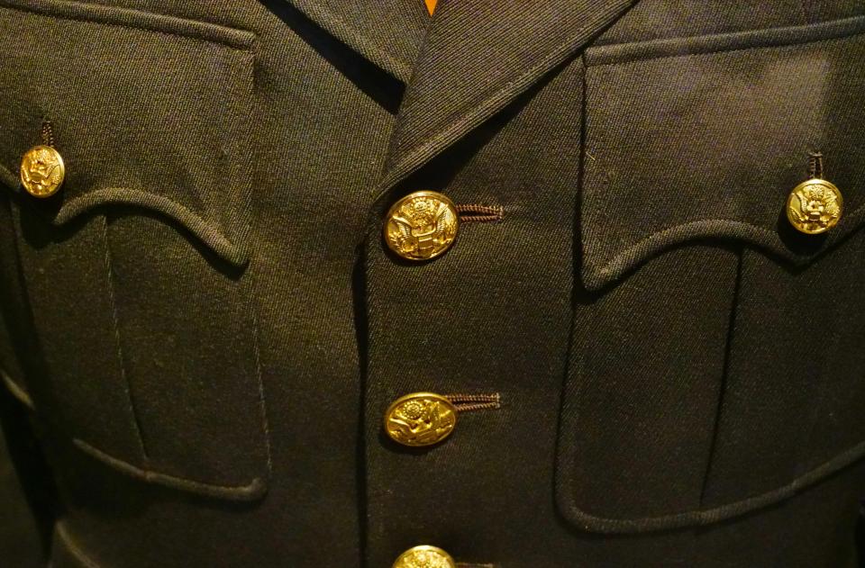 Piezas de uniformes militares antiguos como chaquetas, pantalones, cascos o botas se venden en Internet por un precio a partir de 800 euros. (Foto: Getty Images).
