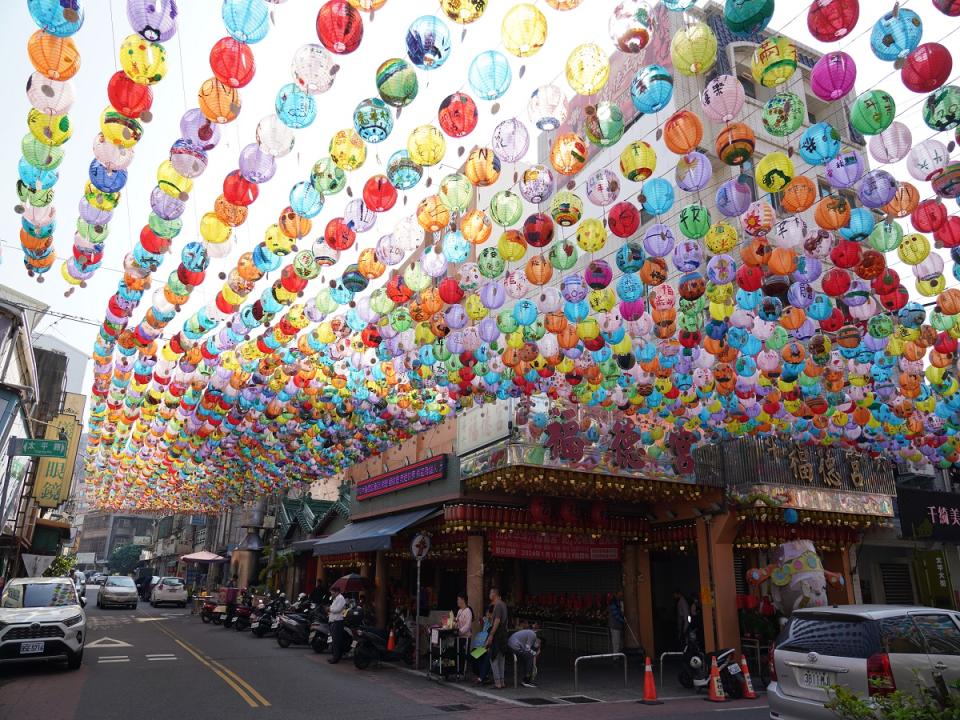 斗六太平老街及中華路上，萬盞燈籠形成一片「星空燈海」，極為震撼美麗。（圖：斗六市公所提供）