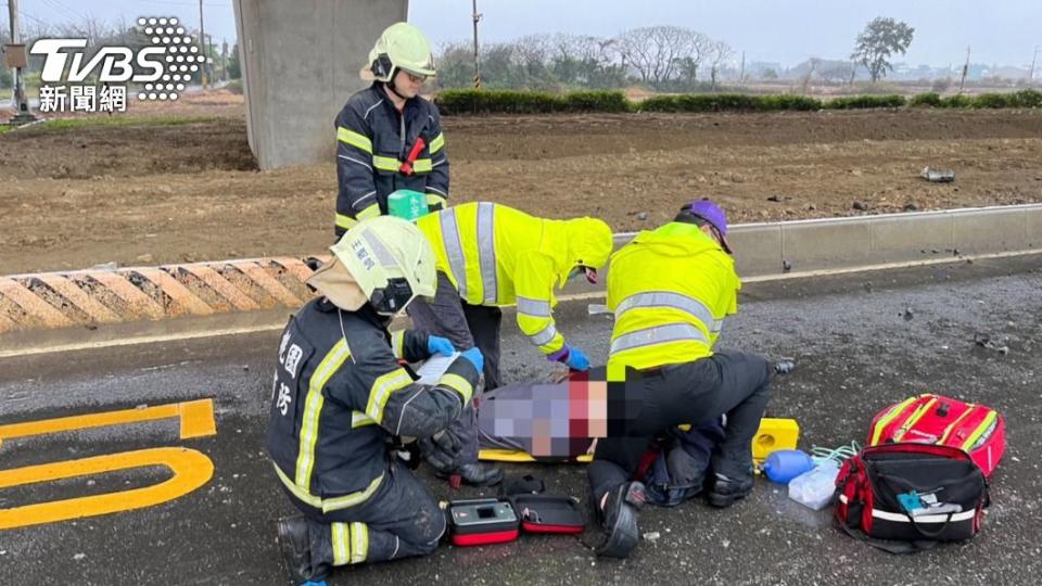 聯結車駕駛無生命跡象，送醫搶救亡。（圖／消防局提供）