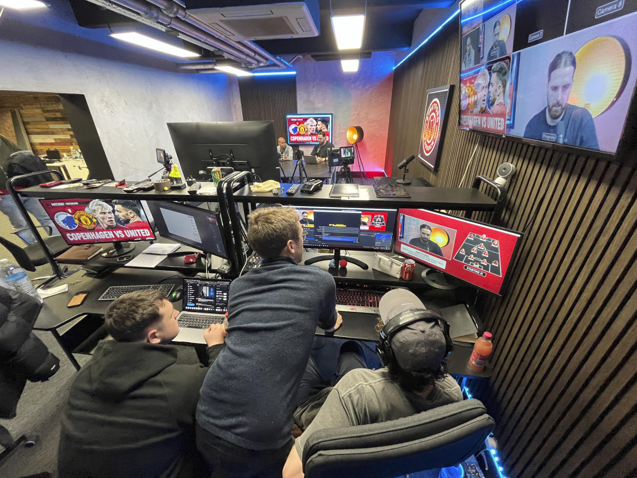 El equipo de producción de Stretford Paddock, un grupo de fanáticos del Manchester United que transmite en vivo su reacción a los partidos de su equipo, durante una filmación reciente en Manchester, Inglaterra, el 25 de noviembre de 2023. (Rory Smith/The New York Times).