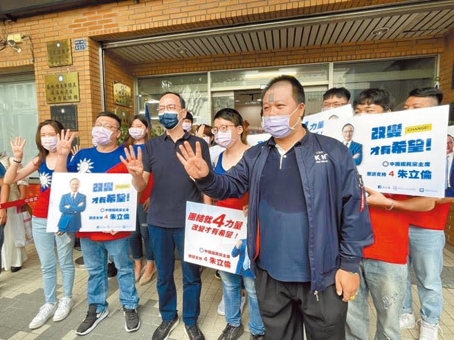 朱立倫（中）18日南下國民黨高雄市黨部參加黨主席高屏政見發表會，結束後大方與支持者合照。（洪浩軒攝）