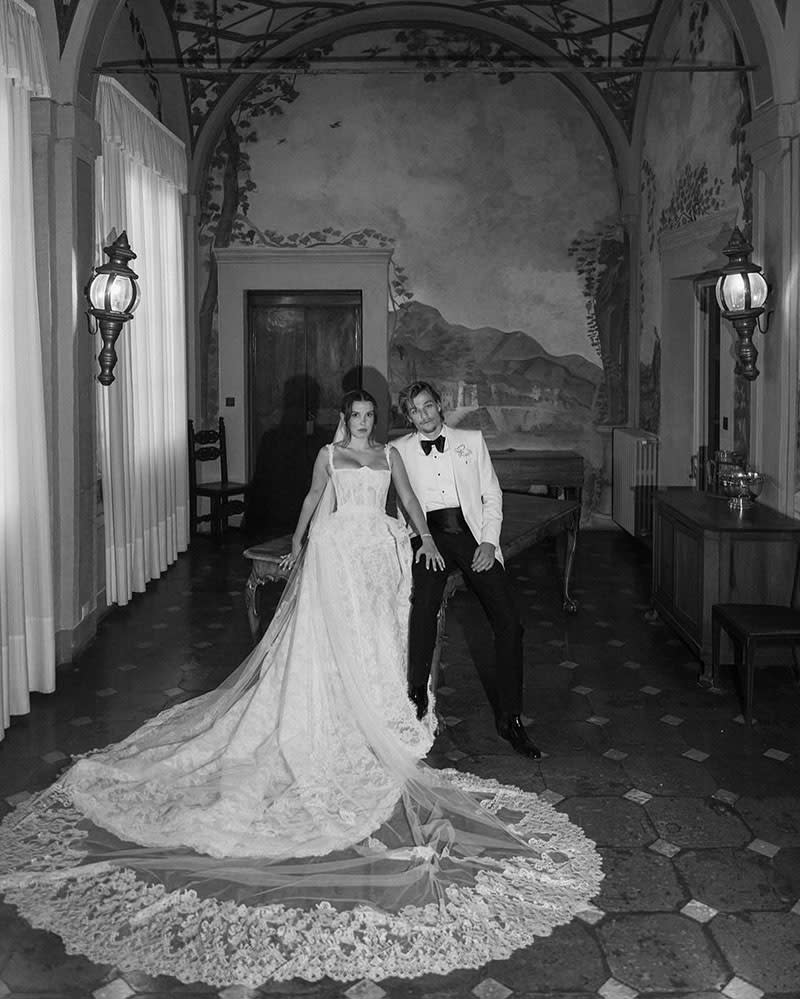 Millie Bobby Brown, con Jake Bongiovi durante el fin de semana en la Toscana, ceremonia de boda, luciendo un vestido hecho a medida de Galia Lahav para el vestido de novia. 