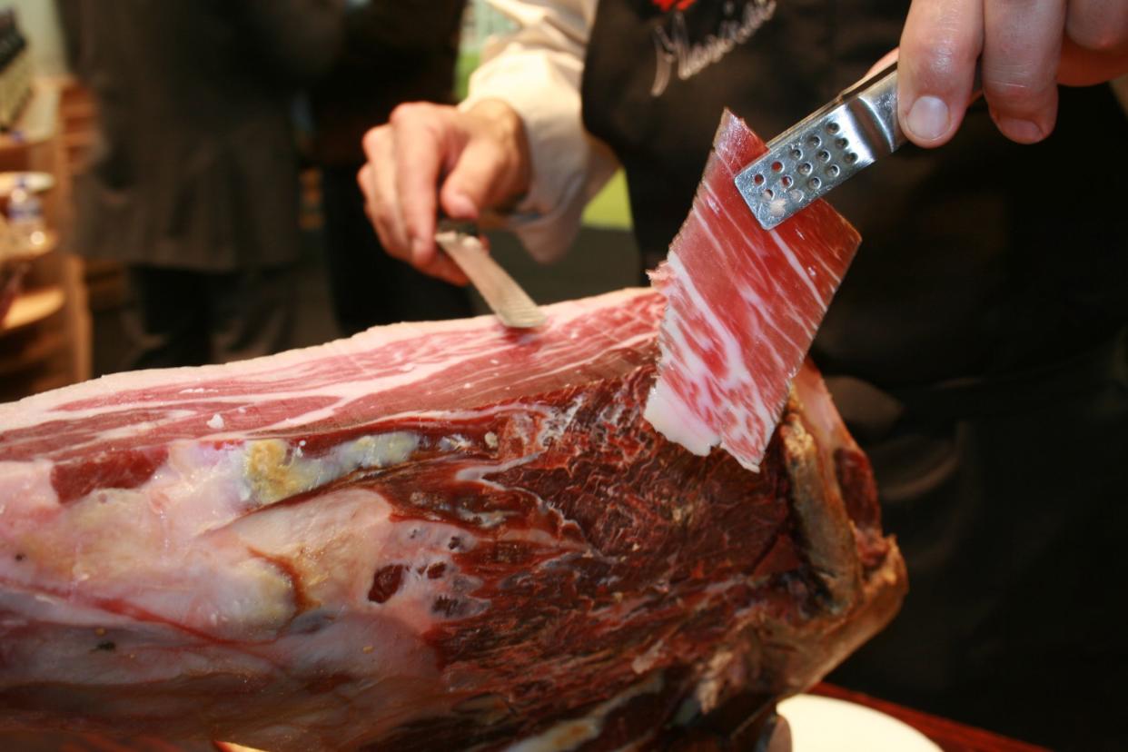 cutting spanish ham - pata negra - jamon iberico