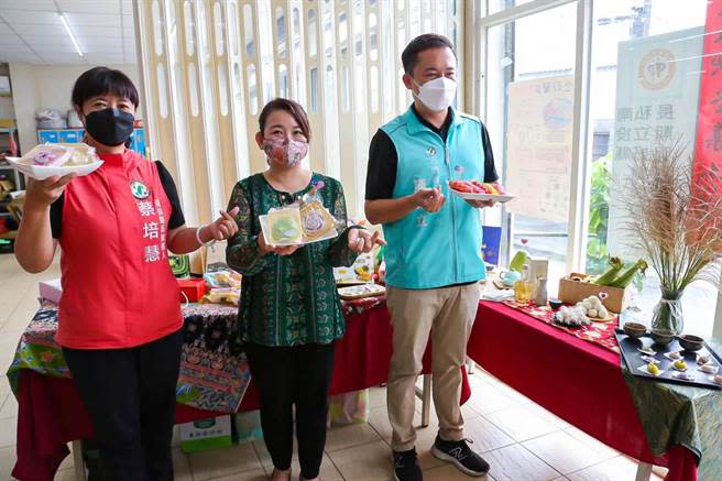 蔡培慧（左）4日提新住民政見，將協助職訓及創業。（羅美玲服務處提供／廖志晃南投傳真）