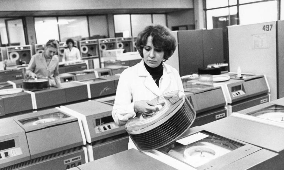 Una mujer sostiene un equipo en un centro de computación en Plovdiv, Bulgaria, 1983.