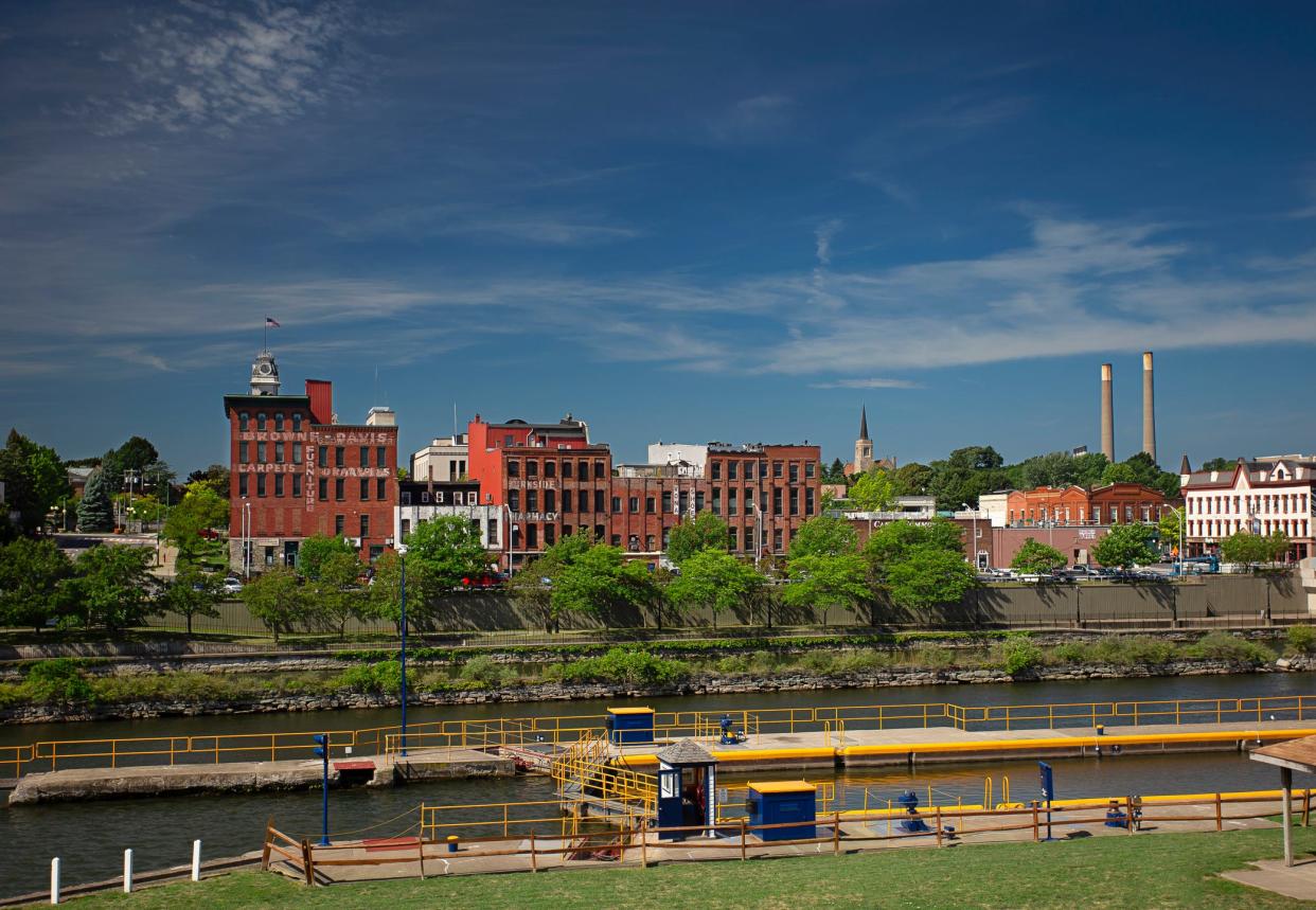 New York’s relatively high average state income, this waterfront city is quite affordable. The city is split by the Oswego River, which flows into Lake Ontario.