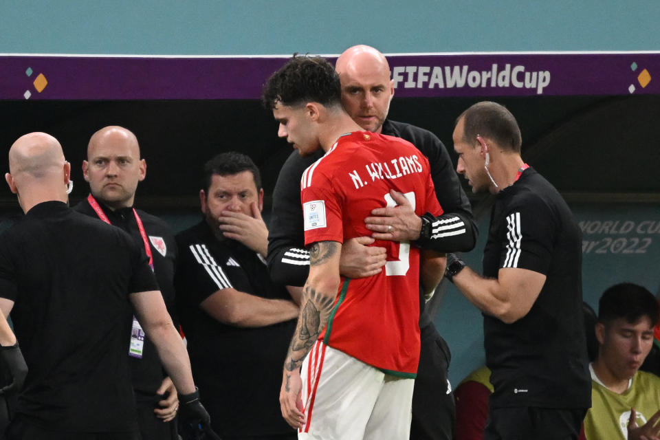 Neco Williams abandonó la cancha tras una contusión (Foto de: Ina Fassbender / AFP) (Photo by INA FASSBENDER/AFP via Getty Images)