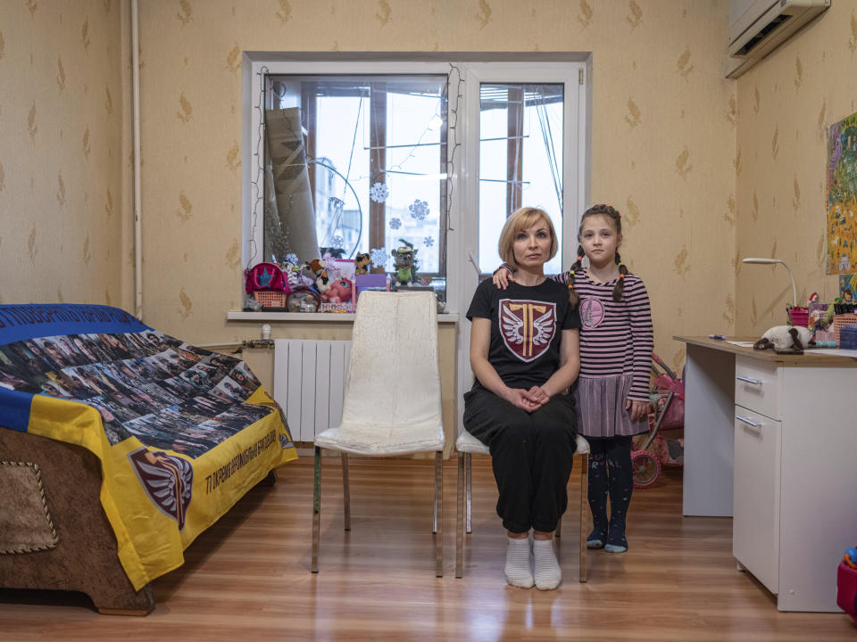 Nina Tkachenko, de 47 años, y su hija Polina, de 7, esperando el regreso de su esposo Vasyl en su departamento en Kiev, Ucrania, el 15 de febrero de 2024. Vasyl Yurchuk, de 39 años, un comerciante de ventanas que se alistó como soldado, desapareció durante los combates en Donetsk, el 27 de enero de 2023. (Foto AP/Evgeniy Maloletka)