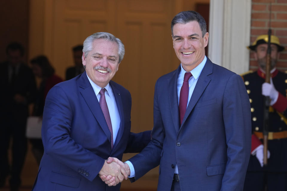 Pedro Sánchez tenía una relación cercana con el antecesor de Milei, Alberto Fernández. (AP Photo/Paul White)