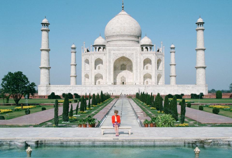 diana princess of wales sits in front of the taj mahal durin